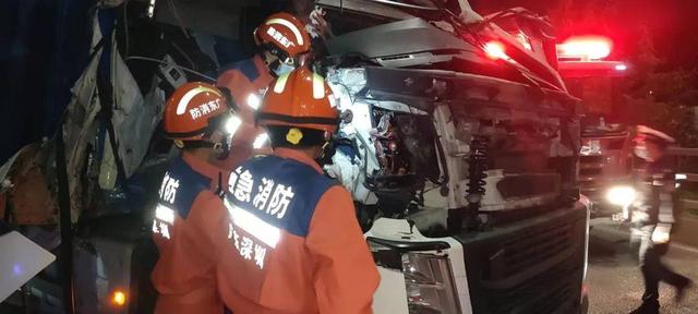 一高速突发车祸，有司机被困！深圳消防紧急救援，画面曝光