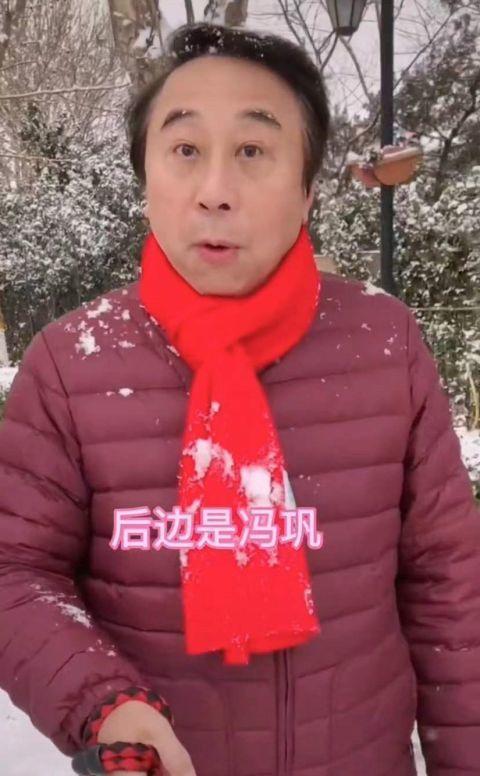 冯巩牵小狗雪地中漫步 穿红色羽绒服配围巾喜庆十足