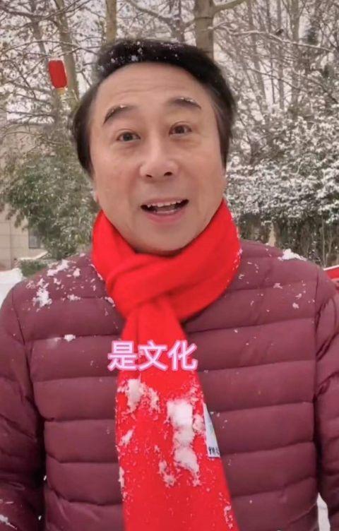 冯巩牵小狗雪地中漫步 穿红色羽绒服配围巾喜庆十足