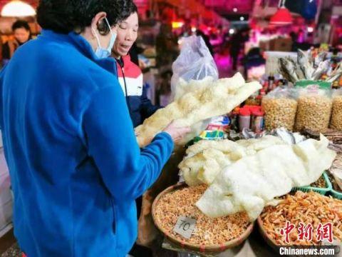 春节临近 广东侨乡台山人用浮皮为年味菜肴添“金”