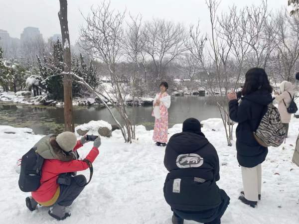 郑州女孩雪中扎堆拍古装写真，美丽又“冻人”