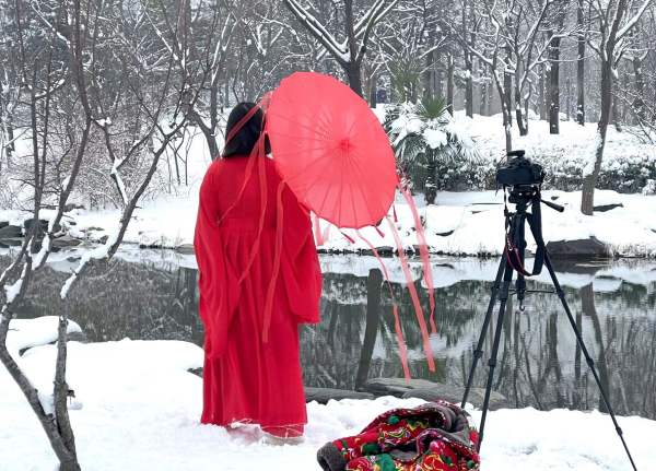 郑州女孩雪中扎堆拍古装写真，美丽又“冻人”