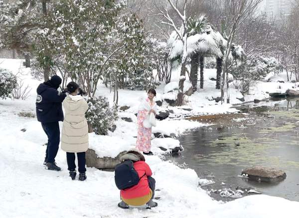 郑州女孩雪中扎堆拍古装写真，美丽又“冻人”