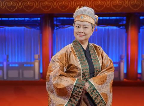 55岁的鞠萍扮做老生唱京剧惊艳众人 网友：央视主持人有太多隐藏技能了
