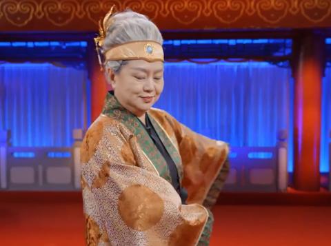 55岁的鞠萍扮做老生唱京剧惊艳众人 网友：央视主持人有太多隐藏技能了