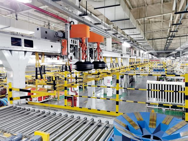 桁架机器人空中“奔走”，自动化生产线地面运行——探访轮胎“智”造工厂