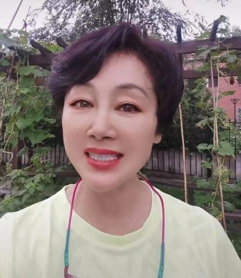 59岁戏骨王姬现身北京街头散步 不戴口罩无人识