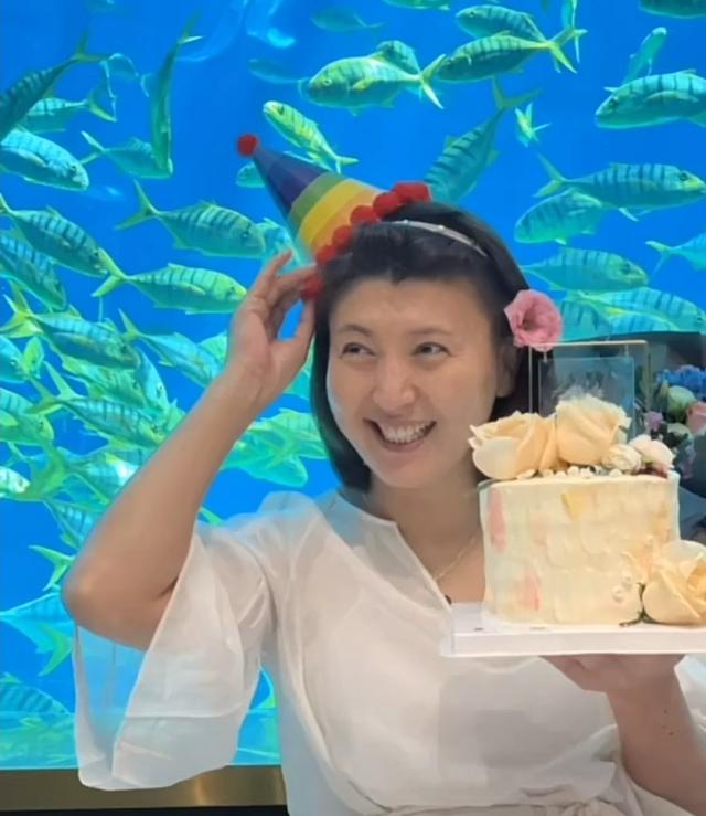 闫学晶庆51岁生日！抱着巨型花束嫩成少女，和母亲同框模样相似
