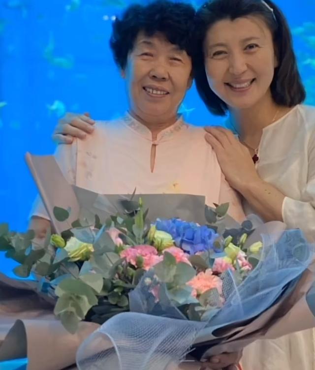 闫学晶庆51岁生日！抱着巨型花束嫩成少女，和母亲同框模样相似