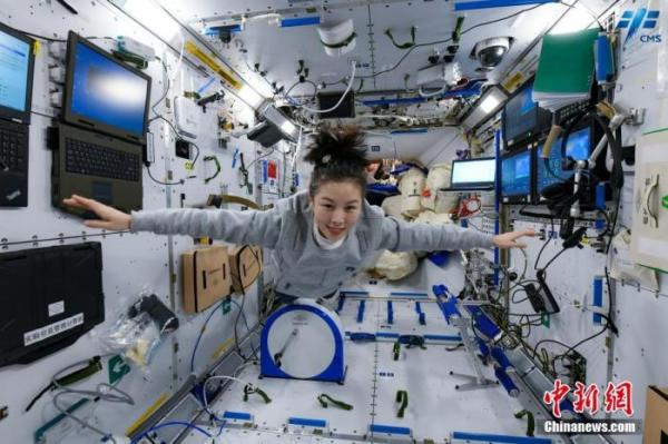 “太空教师”再创新纪录 王亚平成中国在轨时间最长航天员