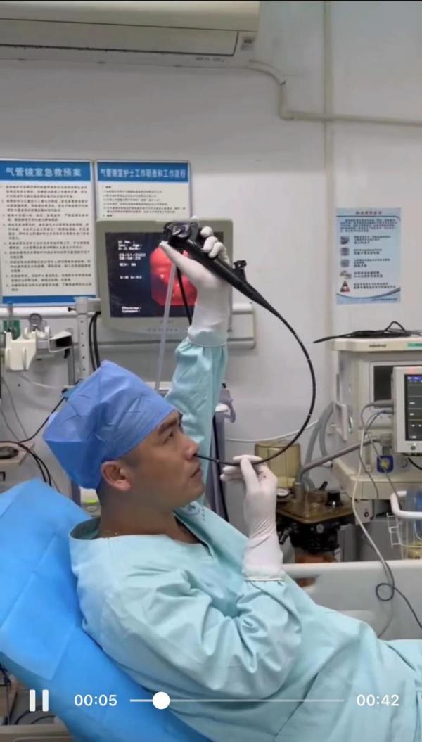 这是猛人！深圳三院呼吸内镜室医生给自己做气管镜