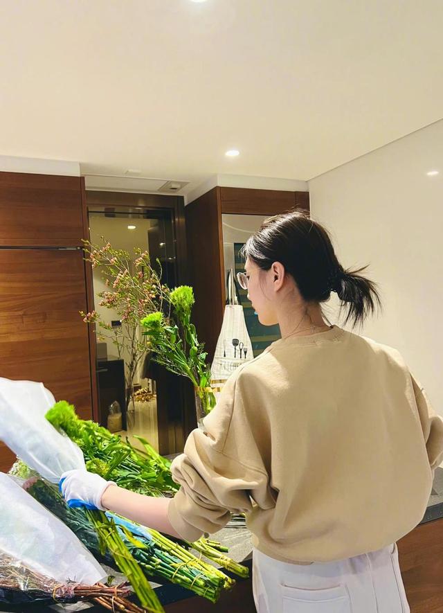 35岁江疏影亲自干活装扮豪宅，鲜花堆满地板，客厅设计低调奢侈