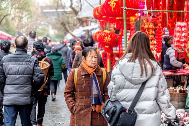 来凤市场年味浓 市民节前采购忙