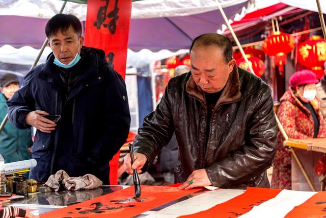 来凤市场年味浓 市民节前采购忙