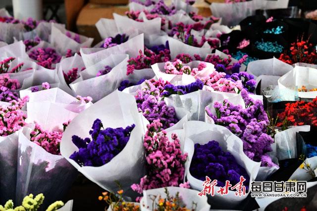 「找年味」花市红 鲜花俏 年味儿浓