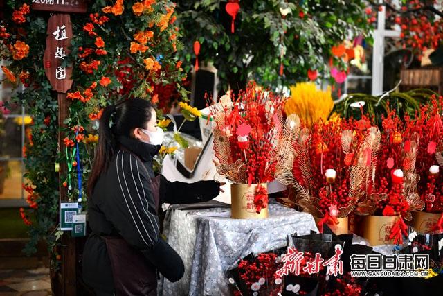 「找年味」花市红 鲜花俏 年味儿浓