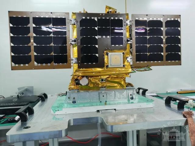 “武大学生造”！我国首颗微纳卫星下月发射