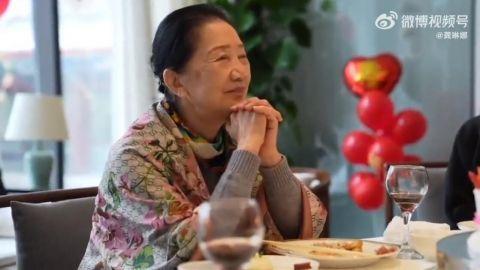 韩红龚琳娜为恩师庆祝80大寿 亲切称邹文琴为妈妈
