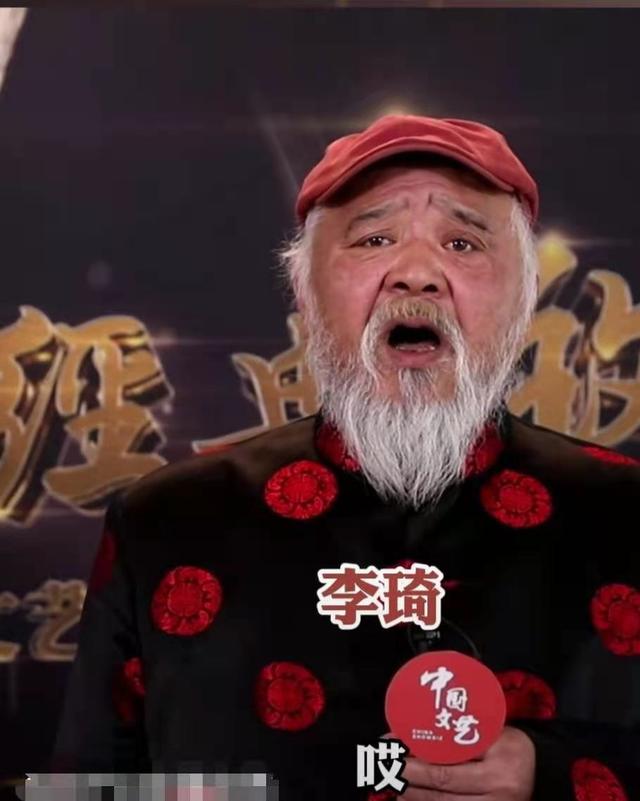 66岁李琦罕登央视节目，胡子雪白老态明显，再现春晚小品惹回忆