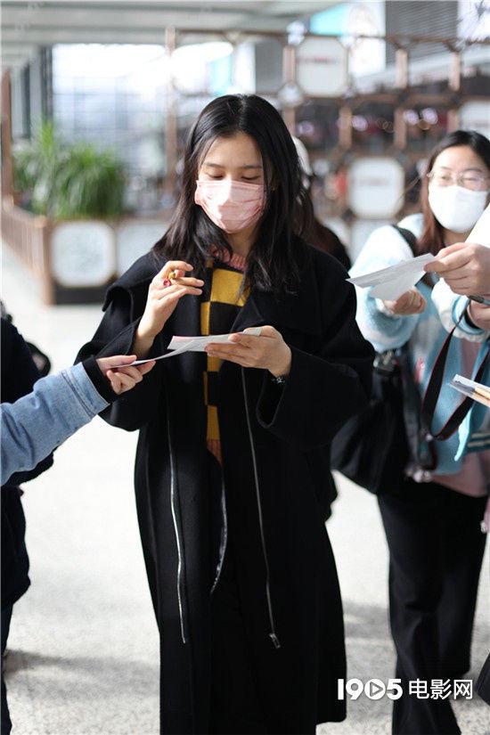 张婧仪长发披肩眉眼清秀 获大批粉丝接机签名不停