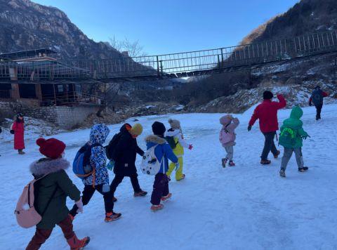 姚晨带儿女走冰拉练 雪地暴走7小时