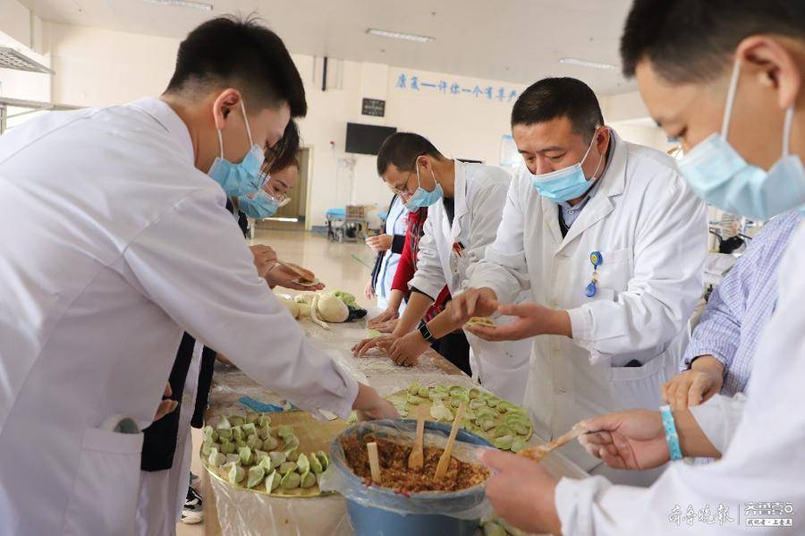 康复医学科病房里饺子飘香，济宁市二院患者这样过节心里暖