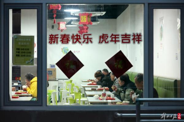 270多套年夜饭，半个小时全部抢光，这家上海社区食堂卖的岂止是味道……