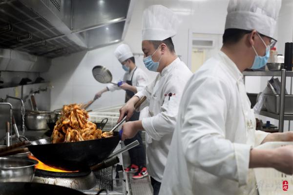 270多套年夜饭，半个小时全部抢光，这家上海社区食堂卖的岂止是味道……