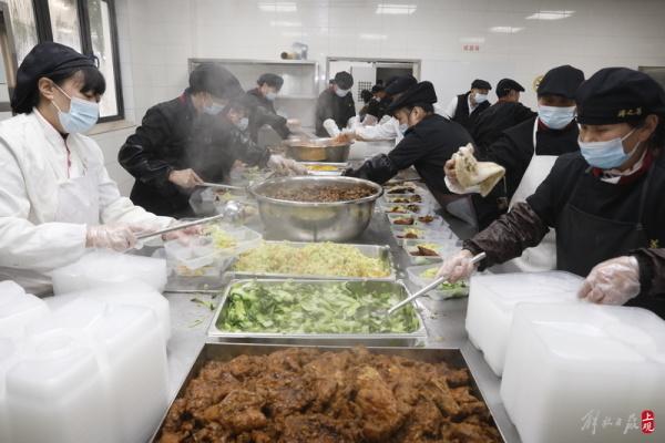 巴士公交食堂年味足：50名厨师烧制2000多份盒装年夜饭