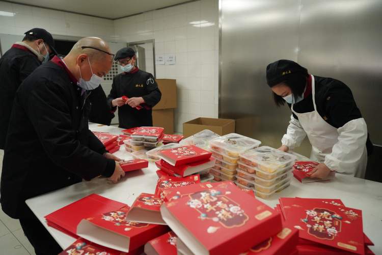 让留沪过年职工吃得满意!1500斤青鱼、5300片排骨......今天的年夜饭特别丰盛!