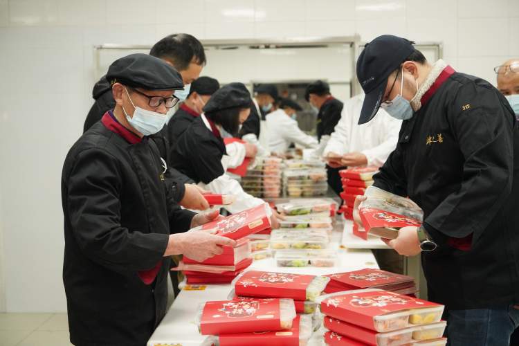 让留沪过年职工吃得满意!1500斤青鱼、5300片排骨......今天的年夜饭特别丰盛!