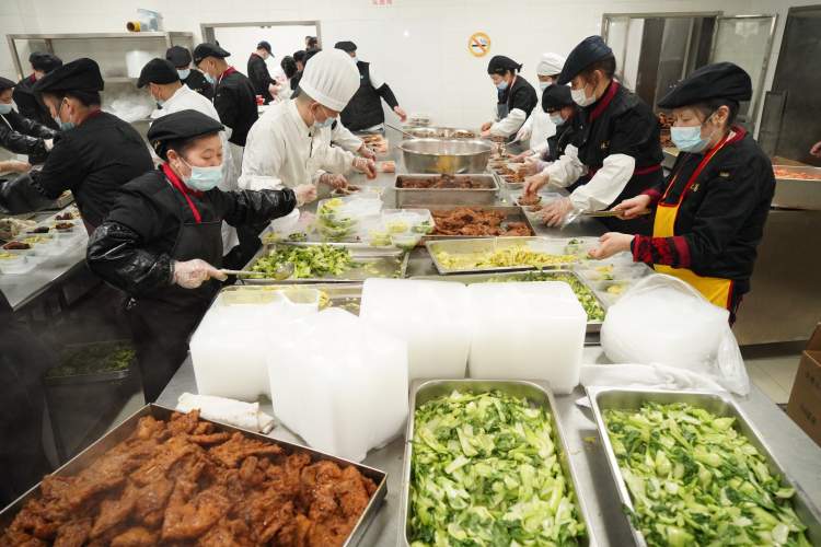 让留沪过年职工吃得满意!1500斤青鱼、5300片排骨......今天的年夜饭特别丰盛!