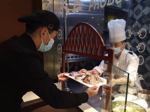 星级酒店的年夜饭送到市民家——年夜饭里看时尚