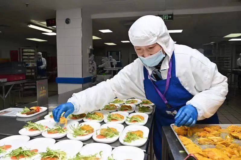 飞机上的“年夜饭”，暖胃又走心【爱申活暖心春】