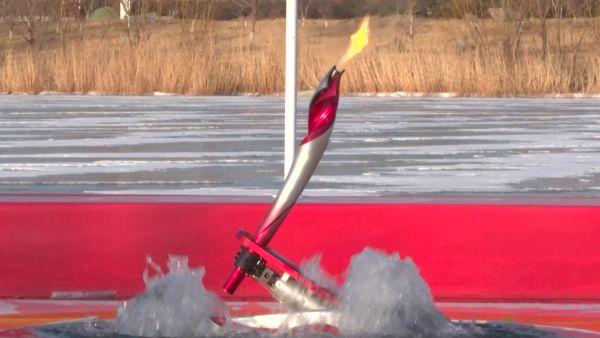 惊叹！奥运史上首次机器人水下传递火炬，这是怎么实现的
