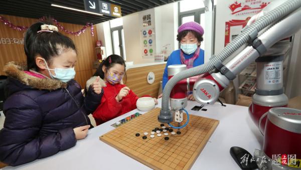 与机器人打乒乓、下五子棋……上海社区里的科技新年欢乐多