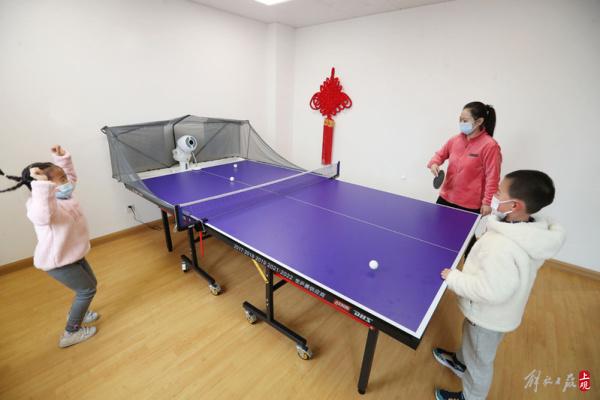 与机器人打乒乓、下五子棋……上海社区里的科技新年欢乐多