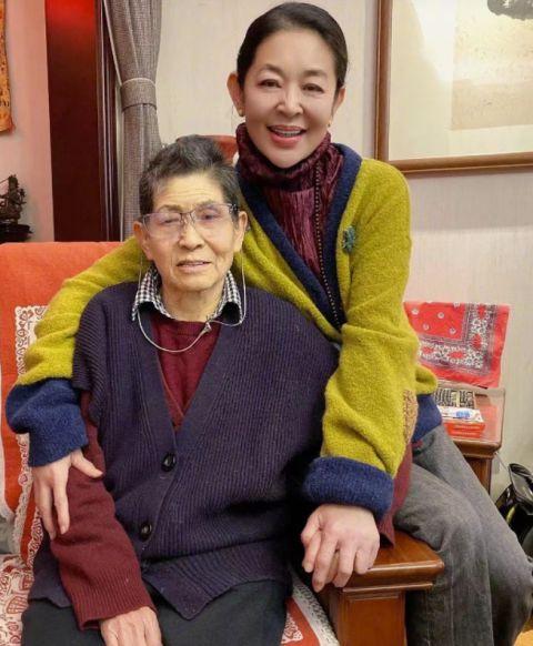 倪萍回青岛娘家过年 与90岁老母亲亲密相拥：不管多大，妈在，你就是孩子！