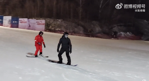 吴奇隆晒滑雪vlog 笑称：给大家表演一个滑雪刹不住车