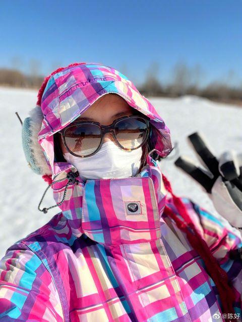 陈好立春晒滑雪照穿粉色衣服骑摩托车又飒又美