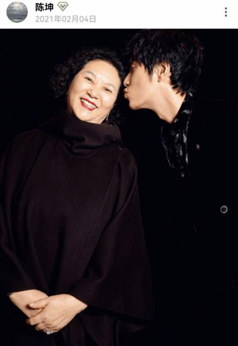 陈坤晒母子合影庆46岁生日 与妈妈头靠头画面美好