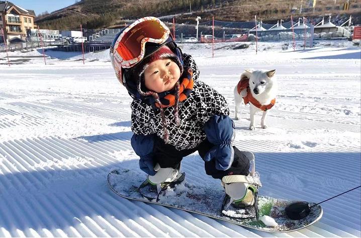 1岁滑雪萌娃进冬奥开幕式短片 妈妈：从小带孩子亲近大自然 希望宝宝体验冰雪的乐趣