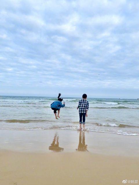 姚晨晒孩子海边玩耍照 兄妹俩活泼可爱弹跳力惊人