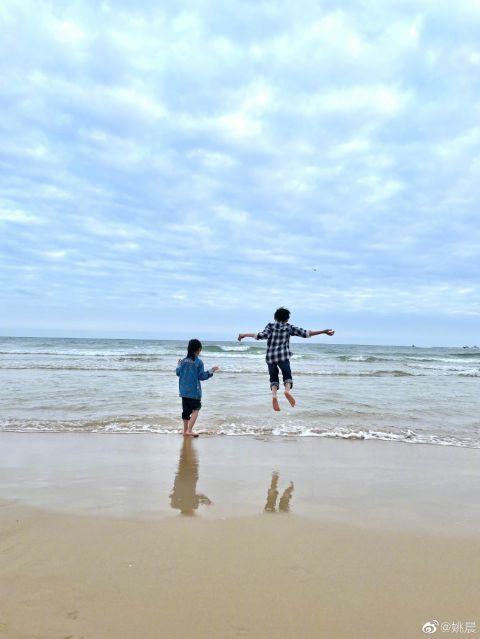 姚晨晒两个孩子海边玩耍照 兄妹俩开心蹦跳弹跳力惊人
