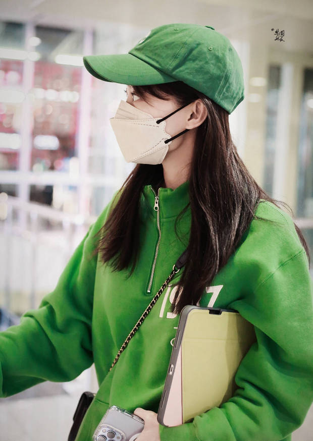 张小斐一身休闲装扮现身机场 绿色外套清新又温柔