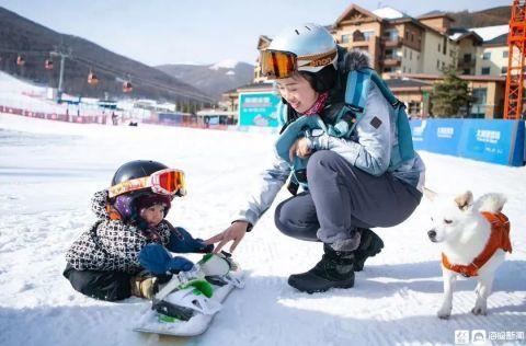 被网友称为真人版“冰墩墩”，冬奥会开幕式上一岁萌娃滑雪实力圈粉！