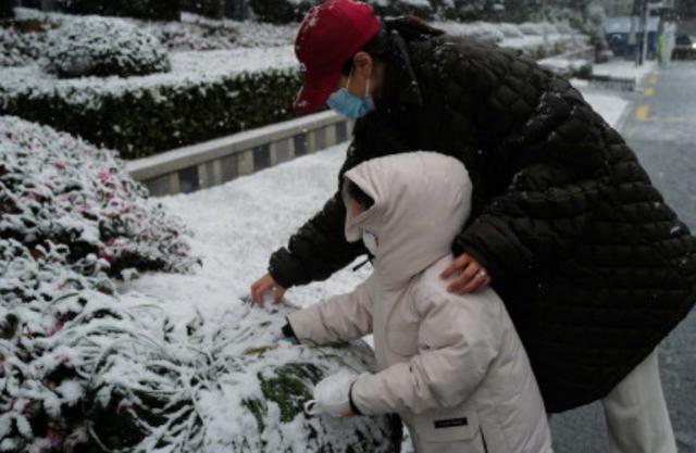 朱丹小区解封母女团聚，陪孩子玩雪手冻得通红，4岁女儿身高猛窜