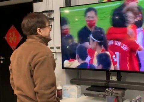 成龙站电视机前为女足喝彩：中国女足好样的！