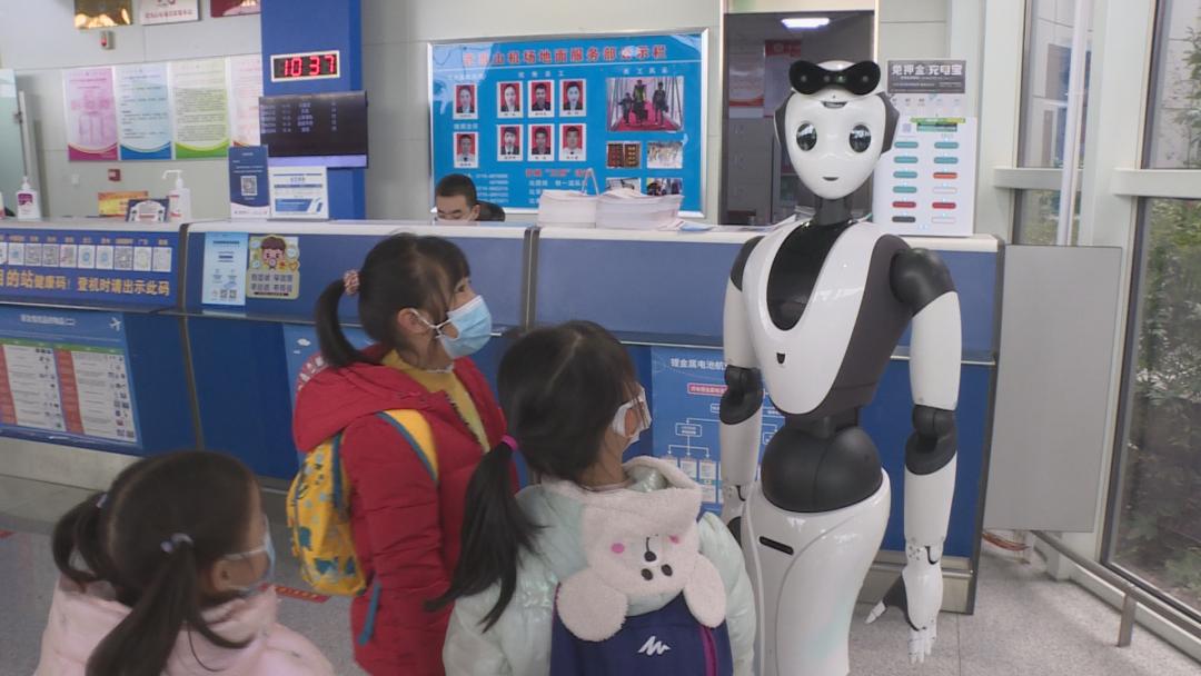 能言善道+能歌善舞的智能云机器人亮相武当山机场