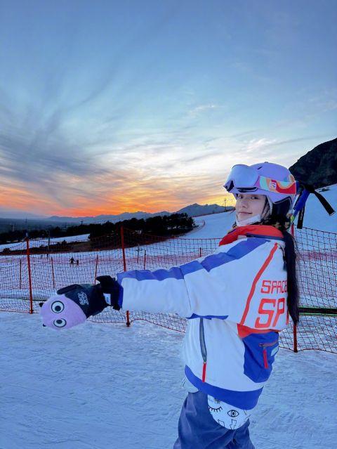 林允分享滑雪照 装备齐全自称“双板女孩”